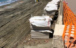 Ostia, le spiagge libere sono ancora un cantiere a cielo aperto