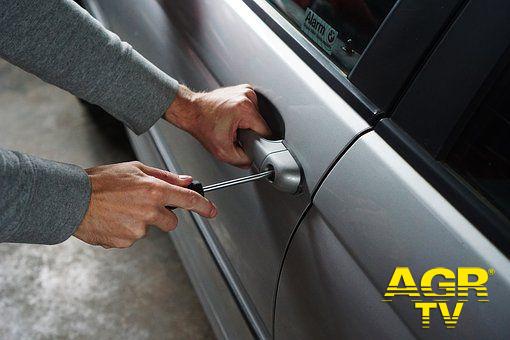 Ostia Antica, vandali in azione sulle auto in sosta