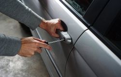 Ostia Antica, vandali in azione sulle auto in sosta