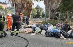 Acilia, cittadini allo stremo, via le sterpaglie e rimuovete le discariche