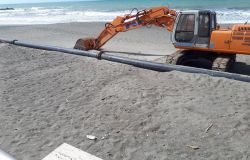 Ostia ponente, spiagge libere tra mare e....cantieri