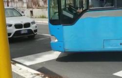 Acilia, il bus costretto a girare contromano