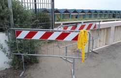 Ostia, chiusi i varchi per la spiaggia al pontile