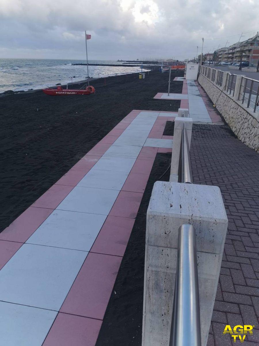 Ostia, il restyling delle spiagge prosegue...nonostante i vandali Ostia, il restyling delle spiagge prosegue...nonostante i vandali