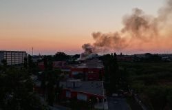 Ostia ponente, continuano a bruciare i canneti lungo il Tevere