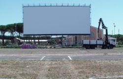 9 luglio, apre il “Drive In Cinema Paolo Ferrari”. Programmazione fino al 15 settembre. Spettacoli tutte le sere dalle 21,00.