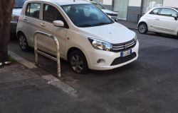 Ostia, movida violenta, puniti i residenti, tagliate le gomme alle auto