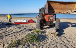 Focene, rimossi all'alba i relitti sulla spiaggia