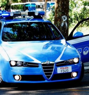 Fiumicino,giovani vicini uno all'altro...chiuso locale per assembramento Fiumicino,giovani vicini uno all'altro...chiuso locale per assembramento