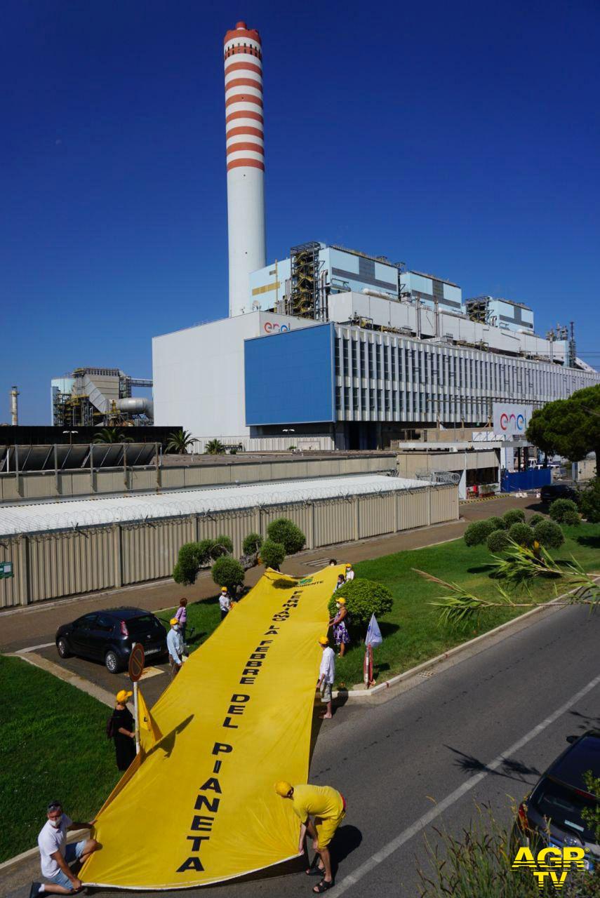 Blitz di Legambiente a Civitavecchia contro la centrale a carbone e la sua riconversione a gas