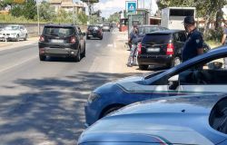 Prima chiedono soldi, poi le botte e la rapina, in manette tre giovani