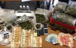 Zio...la Polizia, scappa, grida la vedetta, ma finiscono tutti e due in manette