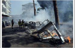 Ostia, a fuoco cassonetti AMA in pieno giorno, è caos in via dei Romagnoli