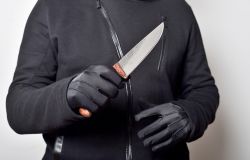 Minacciandolo con un coltello costringe un uomo ad entrare in un palazzo, si fa consegnare 200 euro, poi sale le scale e va a casa...