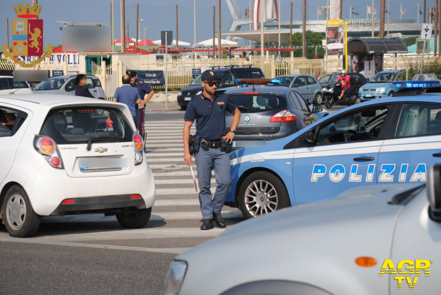 Provano a rubare un'auto, individuati, aggrediscono i poliziotti a bottigliate