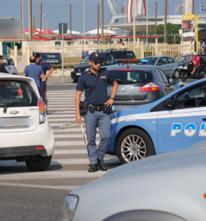 Provano a rubare un'auto, individuati, aggrediscono i poliziotti a bottigliate Provano a rubare un'auto, individuati, aggrediscono i poliziotti a bottigliate