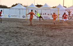 Ostia, il beach soccer conquista i bagnanti