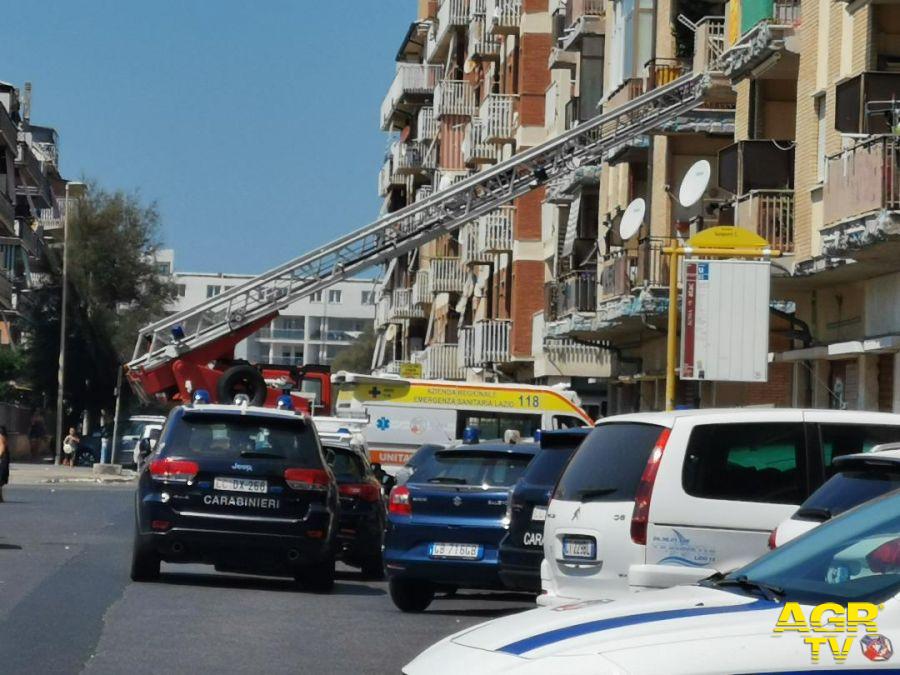 uomo barricato in casa