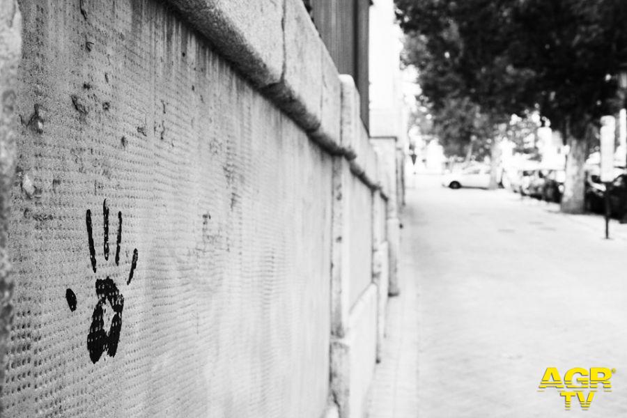 Lascia un'impronta sulla finestra, la polizia risale al ladro e lo denuncia Lascia un'impronta sulla finestra, la polizia risale al ladro e lo denuncia