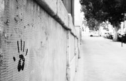 Lascia un'impronta sulla finestra, la polizia risale al ladro e lo denuncia