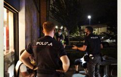 Campo dè Fiori, schiamazzi e musica ad alto volume, arriva la polizia accolta dal lancio di oggetti, denunciato quindicenne