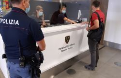 Firenze,polizia di frontiera, caccia...ai viaggiatori dai paesi vietati
