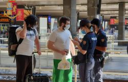 Roma, cerca di accoltellare gli agenti, arrestato alla stazione Tiburtina