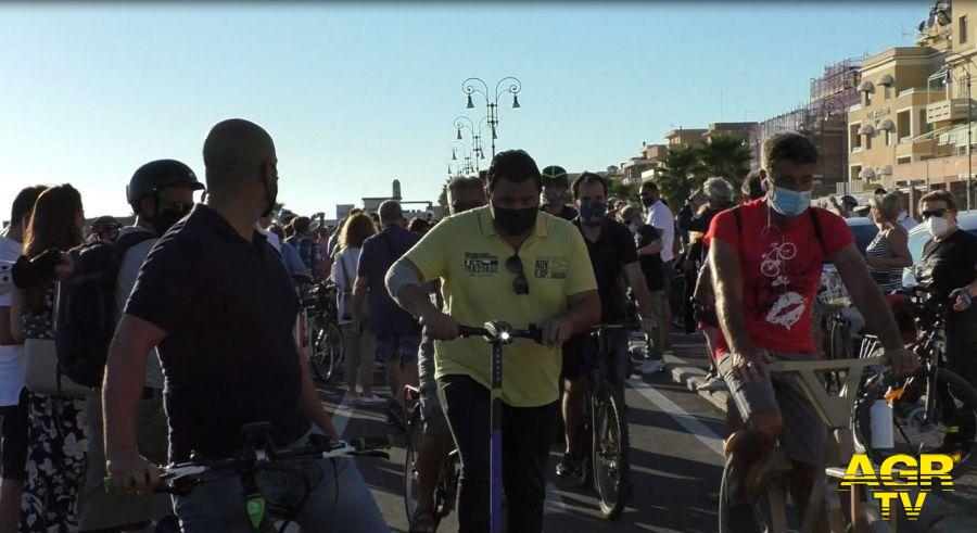 Ostia, pedalata inaugurale guidata dalla Raggi sulla ciclabile