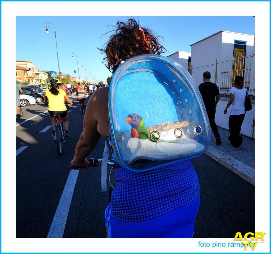 Ostia, tutti in bici, anche con il pappagallo Ostia, tutti in bici, anche con il pappagallo