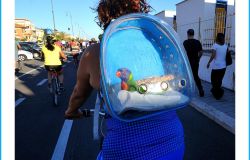 Ostia, tutti in bici, anche con il pappagallo