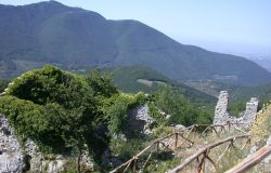 Italia Nostra, spegnete il faro sulla sommità del monte Gennaro