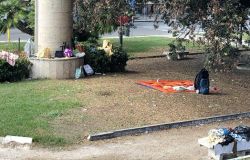 Ostia, monumento dei caduti usato come stenditoio