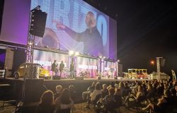Ostia, al Drive In un problema tecnico spegne lo spettacolo di Maurizio Battista