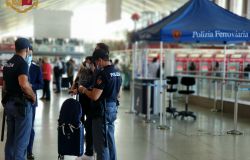 Si addormenta sul treno, palpeggiata dal compagno di viaggio....denunciato