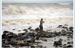 Ostia, la mareggiata disarma Nettuno