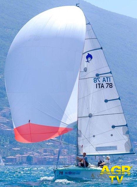Vela campionato Dolphin italiani lottano testa a testa con gli svizzeri
