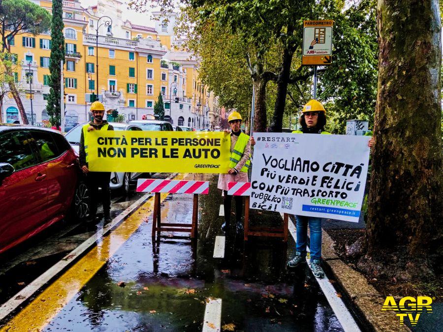 Greenpeace si mobilita a Roma, ripartire dalla mobilità sostenibile Greenpeace si mobilita a Roma, ripartire dalla mobilità sostenibile