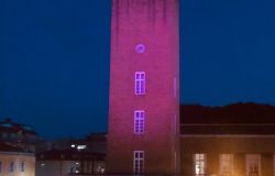 Pomezia si illumina la Torre civica per la campagna Nastro rosa di Airc