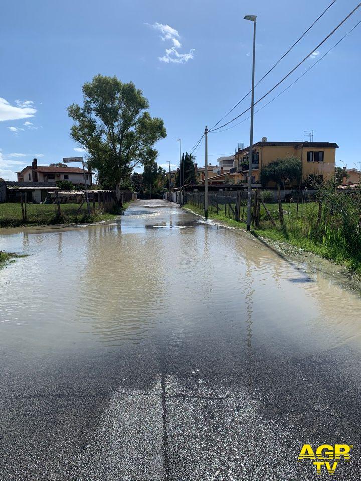 Saline strade allagata per guasto tubo