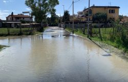Si rompe un tubo dell'Acea, Saline sott'acqua