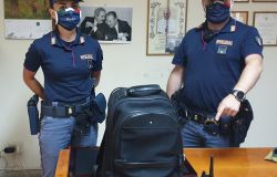 Rubano una borsa in un'auto sotto gli occhi degli agenti,arrestati