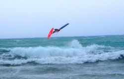 Wind Festival, le acrobazie dei windsurf con raffiche a cento chilometri orari