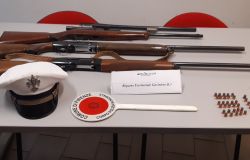 Entra in una concessionaria armato di fucile, bloccato e disarmato dalla Polizia Municipale di Firenze