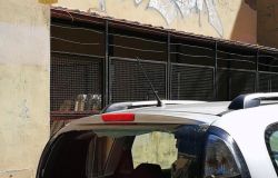 Danneggia con spada-giocattolo decine di auto nel centro storico, denunciato 26enne