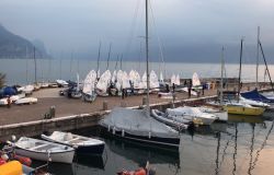 Vela, la carica dei 100 optimist nel bacino del Garda