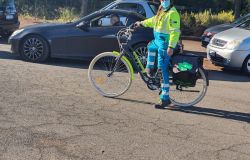 Covid-19 in bici per portare assistenza alle auto in fila per i tamponi