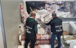 GdF. Scoperta una centrale del falso dedita alla produzione di articoli contraffatti