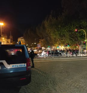 Trastevere, i tifosi del Betis lanciano bottiglie ai gestori dei bar, dispersi dalla polizia