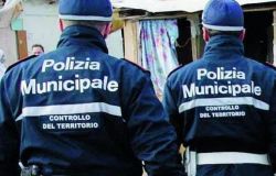 Entra nella Fontana del Nettuno, denunciato e multato dalla Polizia Municipale