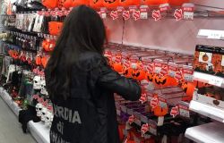 Halloween: maxi sequestro della Guardia di Finanza di Siena di circa 1400 articoli potenzialmente pericolosi
